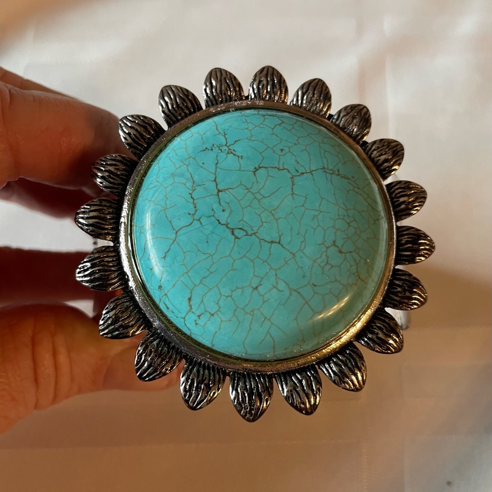 Clasp bracelet